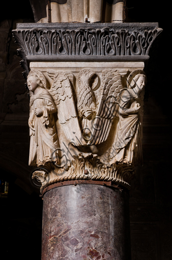 Genova, Duomo (Cattedrale di S. Lorenzo), interno, navata centrale, matroneo di sinistra, ordine inferiore: "Capitello con i simboli degli Evangelisti - Lato di S. Giovanni" (1307), di scultore campionese detto Maestro degli Angeli del Duomo.
