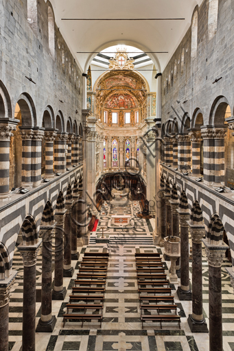 Genova, Duomo (Cattedrale di S. Lorenzo), interno: veduta della navata centrale da Ovest.