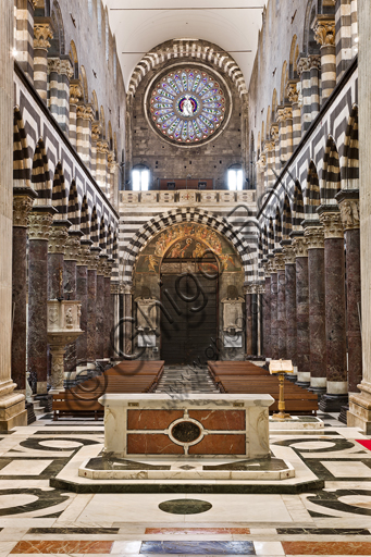 Genova, Duomo (Cattedrale di S. Lorenzo), interno: veduta della navata centrale da Est.