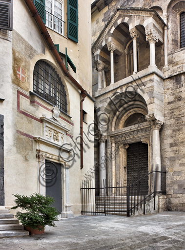 Genova, Duomo (Cattedrale di S. Lorenzo): la piazzetta di S. Giovanni il Vecchio con il lato ovest del Battistero e il portale di S. Maria della Vittoria (1502-3).