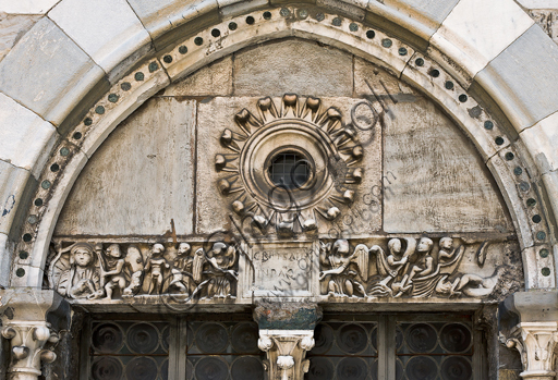 Genova, Duomo (Cattedrale di S. Lorenzo), lato nord, la torre, bifora al secondo ordine: coperchio di sarcofago paleocristiano con “Daniele e Giona” (300 - 350 d.C.).