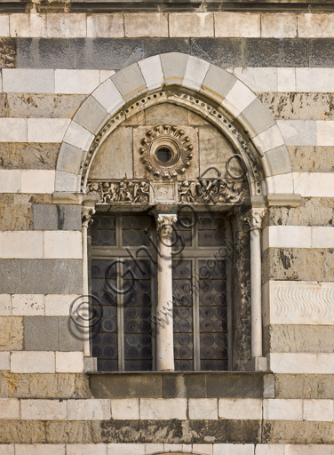 , Genoa, Duomo (St. Lawrence Cathedral), the North side, the tower: mullioned window on the second order.