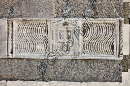 Genova, Duomo (Cattedrale di S. Lorenzo), lato nord, la torre:  fronte di sarcofago strigilato con porta socchiusa (200 - 225 d.C.)