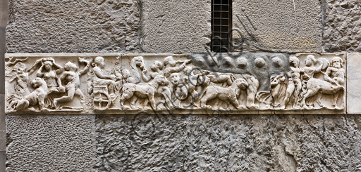 Genova, Duomo (Cattedrale di S. Lorenzo), lato nord, la torre:  rilievo frammentario con “Trionfo indiano di Dioniso” (II secolo d.C.).