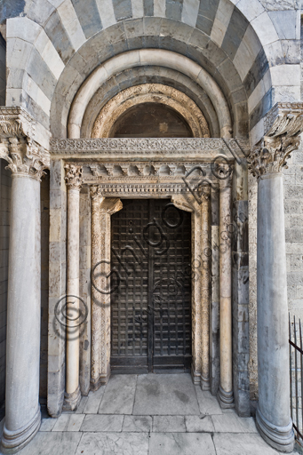 , Genoa, Duomo (St. Lawrence Cathedral), the north side: the portal of St. John the Baptist (first half XII century), by Campionese and Antelami masters.