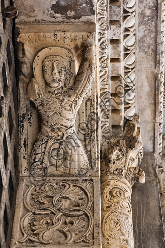 Genova, Duomo (Cattedrale di S. Lorenzo), lato nord, portale di S. Giovanni Battista (prima metà del sec. XII): mensola a destra. Particolare con “Angelo”, simbolo di S. Matteo, di scultori lombardo - comaschi.