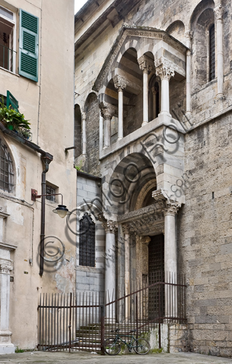 Genova, Duomo (Cattedrale di S. Lorenzo), lato nord: portale di S. Giovanni Battista (prima metà del sec. XII) con l’edicola del protiro, di maestri antelamici e campionesi.