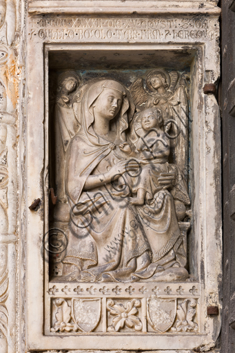 Genova, Duomo (Cattedrale di S. Lorenzo), lato nord, portale di S. Giovanni Battista (prima metà del sec. XII), stipite di destra del portale: Madonna con Bambino (1342), di maestro campionese.