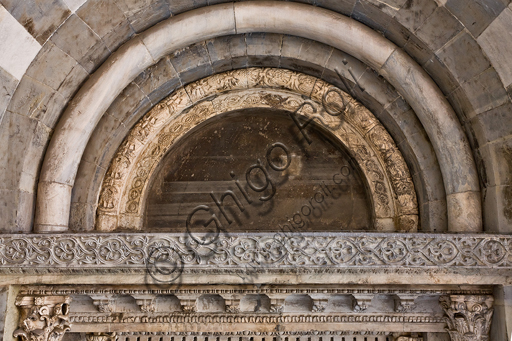 Genova, Duomo (Cattedrale di S. Lorenzo), lato nord, portale di S. Giovanni Battista (prima metà del sec. XII): la lunetta, di maestri antelamici e campionesi.