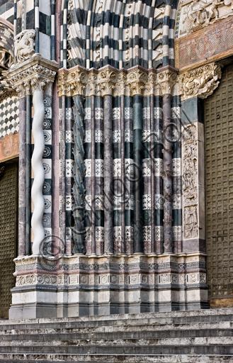 Genova, Duomo (Cattedrale di S. Lorenzo), lato ovest, la facciata, il portale maggiore: basamenti e colonne degli strombi.
