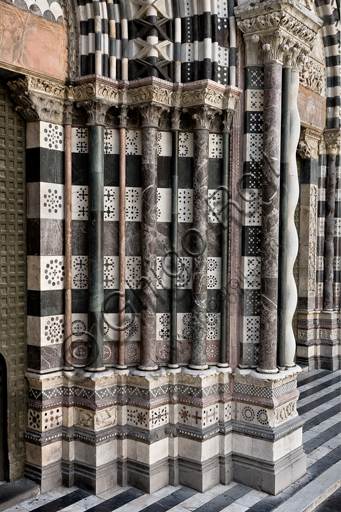 Genova, Duomo (Cattedrale di S. Lorenzo), lato ovest, la facciata, il portale di sinistra: basamenti e colonne degli strombi.