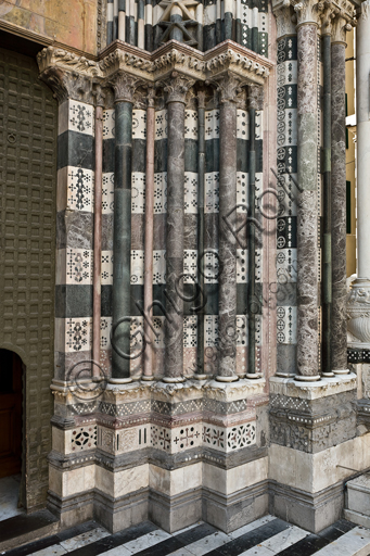 Genova, Duomo (Cattedrale di S. Lorenzo), lato ovest, la facciata, il portale di destra: basamenti e colonne degli strombi.