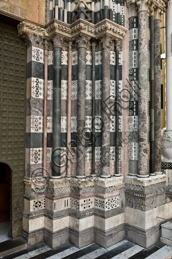 , Genoa, Duomo (St. Lawrence Cathedral), West side, the façade, the right doorway: Bases and columns.