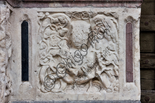 Genova, Duomo (Cattedrale di S. Lorenzo), lato ovest, la facciata, il portale maggiore:  formella figurata della decorazione del basamento,  di Maestro dell'Arca del Battista (1225 circa),