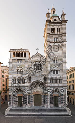 Genova, Duomo (Cattedrale di S. Lorenzo), lato ovest: la facciata.