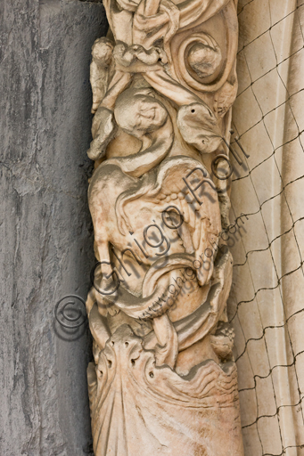 Genova, Duomo (Cattedrale di S. Lorenzo), lato sud, portale di San Gottardo (1155 - 1160), lunetta, fascia interna: “Figura mostruosa”, di “Primo Maestro” e “Primo aiuto” del portale di S. Gottardo.