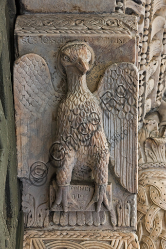 Genova, Duomo (Cattedrale di S. Lorenzo), lato sud, portale di San Gottardo (1155 - 1160),  stipite di destra, mensola: “Aquila, simbolo di S. Giovanni evangelista”, di  “primo maestro” edel portale di S Gottardo. 