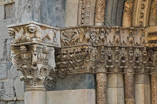 Genova, Duomo (Cattedrale di S. Lorenzo), lato sud, portale di San Gottardo (1155 - 1160), protiro, capitello di sinistra, pulvino: teoria di aquile e draghi bicorpi dalle code serpentiformi, di maestranza pisano - lucchese, “secondo maestro” e “secondo aiuto” del portale di S Gottardo. 