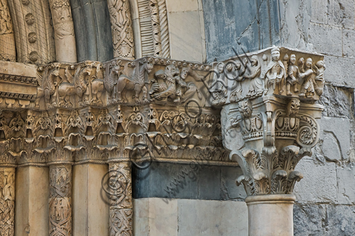 , Genoa, Duomo (St. Lawrence Cathedral), South side, the doorway of St. Gotthard (1155 - 1160), Prothyrum, left capital, dosseret: aerie of eagles and bicorporate dragons with serpentine tails, by Pisan - Lucchese workshop, “second master” and “second helper” of the doorway of St. Gotthard.