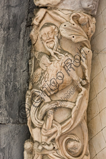 Genova, Duomo (Cattedrale di S. Lorenzo), lato sud, portale di San Gottardo (1155 - 1160), lunetta, fascia interna: “Figura mostruosa”, di “Primo Maestro” e “Primo aiuto” del portale di S. Gottardo.