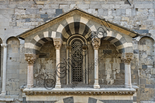 , Genoa, Duomo (St. Lawrence Cathedral), South side, the doorway of St. Gotthard (1155 - 1160): the aedicule of the prothyrum.