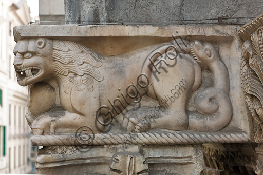 , Genoa, Duomo (St. Lawrence Cathedral), South side, the doorway of St. Gotthard (1155 - 1160), Prothyrum, left capital, dosseret: bicorporate dragons with serpentine tails, by Pisan - Lucchese workshop, “second master” and “second helper” of the doorway of St. Gotthard.