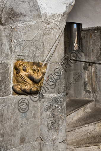 Genova, Duomo (Cattedrale di S. Lorenzo), scala verso il campanile: “Telamone reggivolta”, 1225, di Maestro della lunetta della Cattedrale di Genova.