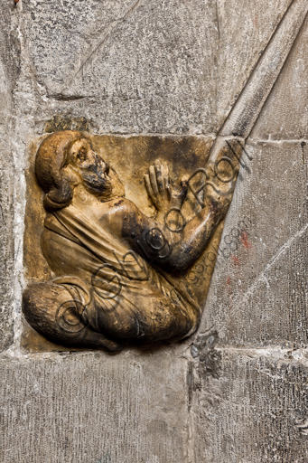 Genova, Duomo (Cattedrale di S. Lorenzo), scala verso il campanile: “Telamone reggivolta”, 1225, di Maestro della lunetta della Cattedrale di Genova.