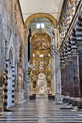 Genova, Duomo (Cattedrale di S. Lorenzo),interno: veduta della navata sinistra.