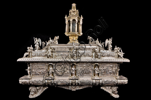 Genova, Museo del Tesoro della Cattedrale di San Lorenzo: Arca processionale del Corpus Domini. Argento sbalzato, cesellato, fuso, dorato. Commissionata dai Padri del Comune nel 1553 e terminata nel 1612, è opera di argentieri genovesi, fiamminghi, tedeschi e lombardi. Nella parte centrale: rilievi con scene della Passione di Cristo, alternate a figure di Apostoli. Sul coperchio: Profeti, angeli e quattro Sibille. Al vertice: l'ostensorio a tempietto in cui viene posta l'ostia consacrata durante la processione.