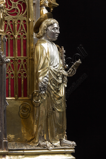 Genova, Museo del Tesoro della Cattedrale di San Lorenzo: l'Arca processionale delle Ceneri di San Giovanni Battista. L'Arca fu commissionata dai Priori della Cappella e fu realizzata da Teramo Danieli e Simone Caldera, 1438 - 1445, in argento sbalzato, fuso, dorato e smalti. La forma ripropone una chiesa gotica in miniatura; nella parte centrale si trovano le storie del Precursore: Annuncio a Zaccaria; Visitazione; Nascita; Imposizione del nome; L'Angelo conduce Giovanni nel deserto; la Predicazione; il Banchetto di Erode; la Sepoltura. Agli angoli: S. Giovanni Evangelista, San Matteo, San Giorgio e San Lorenzo.