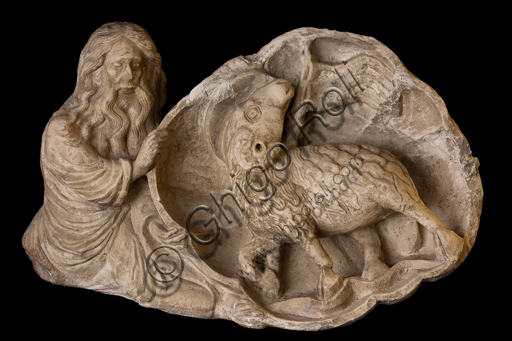 Genova, Museo del Tesoro della Cattedrale di San Lorenzo: rilievo di San Giovanni reggiclipeo con Agnus Dei.