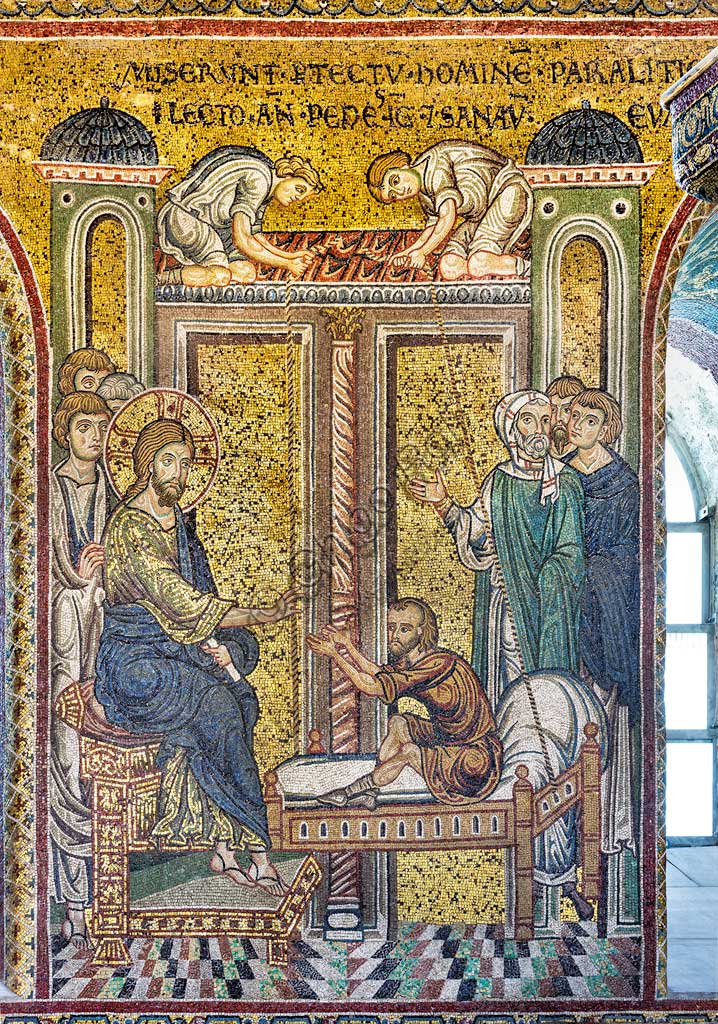 Monreale, Duomo: "Gesù e la guarigione del paralitico", mosaico bizantino, Episodi della vita di Cristo, XII - XIII sec.Iscrizione latina: "MISERUNT IN TEMPLUM HOMINEM PARALYTICUM IN LECTO ANTE PEDES IESU ET SANAVIT EUM" .