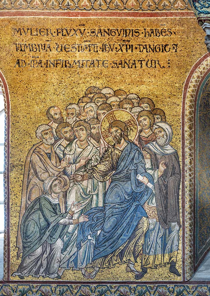 Monreale, Duomo: "Gesù guarisce l'emorroissa", mosaico bizantino, Episodi della vita di Cristo, XII - XIII sec.Iscrizione latina: "MULIER FLUXUS SANGUINIS HABENS HMBRIA VESTIMENTA IESU CHRISTI TANGIT ET AB IPSA INFIRMITATE SANATUR" .