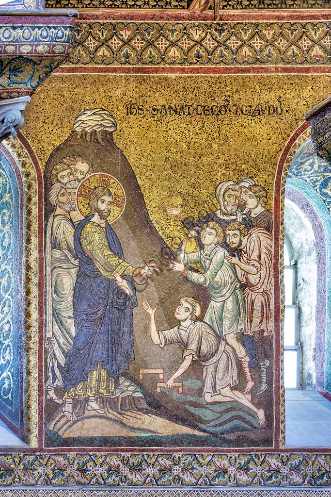 Monreale, Duomo: "Gesù risana ciechi e storpi", mosaico bizantino, Episodi della vita di Cristo, XII - XIII sec.Iscrizione latina: "IESUS SANAT CÆCOS ET CLAUDOS" .