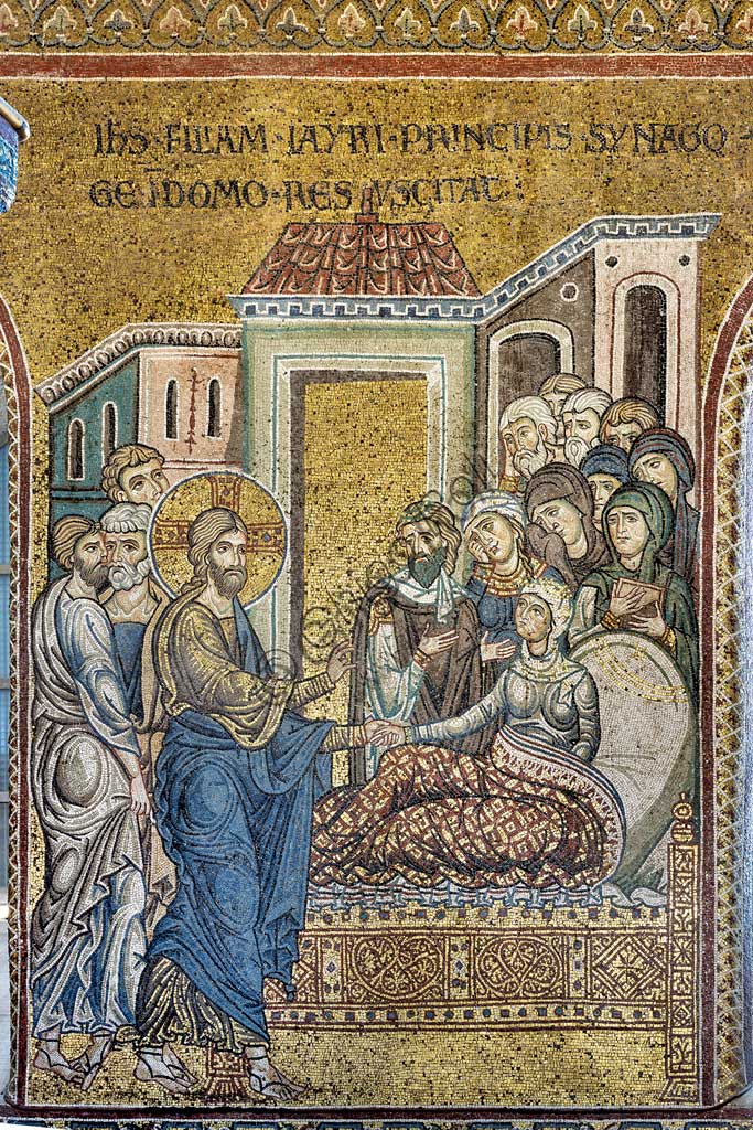 Monreale, Duomo: "Gesù risuscita la figlia di Giairo", mosaico bizantino, Episodi della vita di Cristo, XII - XIII sec.Iscrizione latina: "IESUS FILIAM JAYRI PRINCIPIS SYNAGOGÆ IN DOMO RESUSCITAT" .