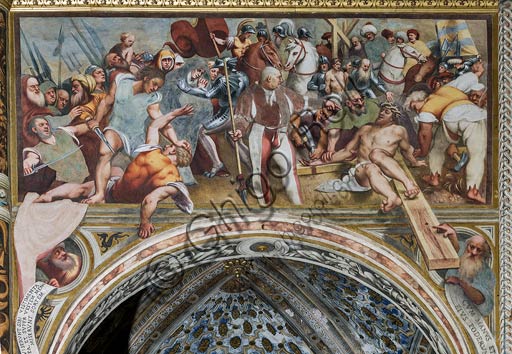 Cremona, Duomo (Cattedrale di S. Maria Assunta), interno,  navata mediana, sedicesimo arcone: "Gesù viene inchiodato alla Croce", affresco del Pordenone (Giovan Antonio de' Sacchis), 1520.