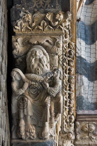 Genova, Duomo (Cattedrale di S. Lorenzo), lato ovest, la facciata, portale maggiore, stipite di destra, mensola: "Giacobbe benedice Efraim e manasse e due angeli", di Maestro dell'Arca del Battista, 1225 circa.