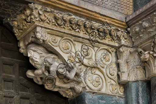 Genova, Duomo (Cattedrale di S. Lorenzo), lato ovest, la facciata, portale maggiore, stipite di destra, mensola: "Giacobbe benedice Efraim e manasse e due angeli", di Maestro dell'Arca del Battista, 1225 circa.