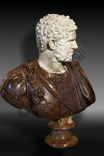 Roma, Musei Capitolini: busto - ritratto di Caracalla , in porfido rosso, "giallo brecciato", lunense (212-217 d.C.).Noto per la sua efferata crudeltà, Caracalla è passato alla storia soprattutto per aver emanato l'Editto di Costantino,  (Constitutio antoniniana), che garantiva la cittadinanza romana a tutti i liberi abitanti dell'impero e per aver fatto edificare le terme omonime, tra le maggiori della romanità. 