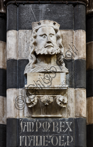 , Genoa, Duomo (St. Lawrence Cathedral), inside, the nave, left matroneum, upper order: "King Janus", (1307) by Campionese sculptor known as Master of Janus.