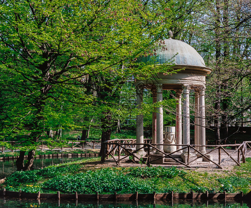 Giardini Pubblici:  monumento al generale garibaldino Giuseppe Sirtori, di Enrico Butti, (1892).