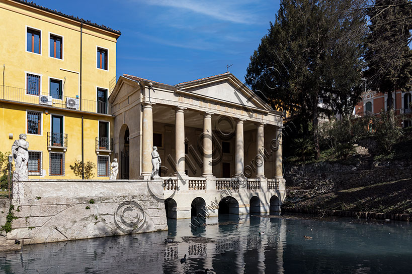 Salvi Gardens: Loggia Valmarana (loggia with six Doric columns topped by a triangular pediment). In 1994 Unesco decided to attribute the project to Andrea Palladio.