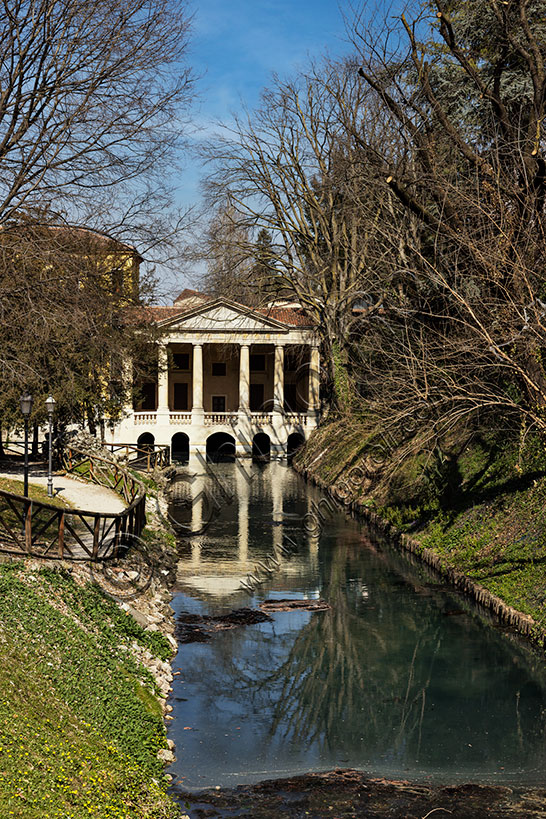 Giardino Salvi: Loggia Valmarana (loggia di sei colonne di ordine dorico sovrastate da un frontone triangolare). L’Unesco nel 1994 ha ritenuto di attribuire il progetto ad Andrea Palladio.