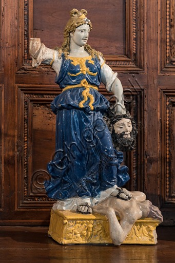 "Giuditta e Oloferne",di  bottega di Giovanni Della Robbia, terracotta invetriata, seconda metà XV secolo - inizio XVI secolo.