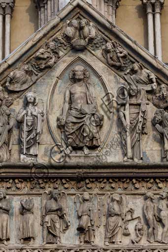 Ferrara, la Cattedrale dedicata a San Giorgio, facciata: particolare del timpano e della trabeazione con "Giudizio Universale".