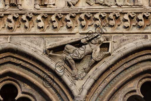 Ferrara, la Cattedrale dedicata a San Giorgio, facciata: particolare della trabeazione con "Giudizio Universale".