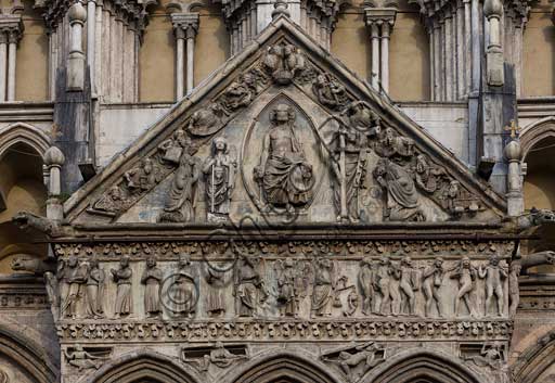 Ferrara, la Cattedrale dedicata a San Giorgio, facciata: particolare del timpano e della trabeazione con "Giudizio Universale".