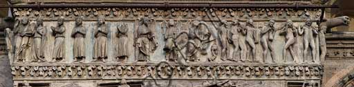 Ferrara, la Cattedrale dedicata a San Giorgio, facciata: particolare del timpano e della trabeazione con "Giudizio Universale".