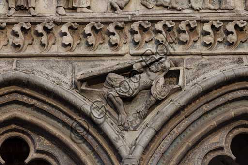 Ferrara, la Cattedrale dedicata a San Giorgio, facciata: particolare della trabeazione con "Giudizio Universale".